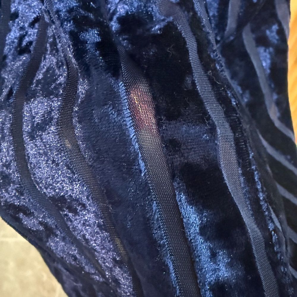 Gorgeous blue velvet dress size Small zips in back - Picture 3 of 10